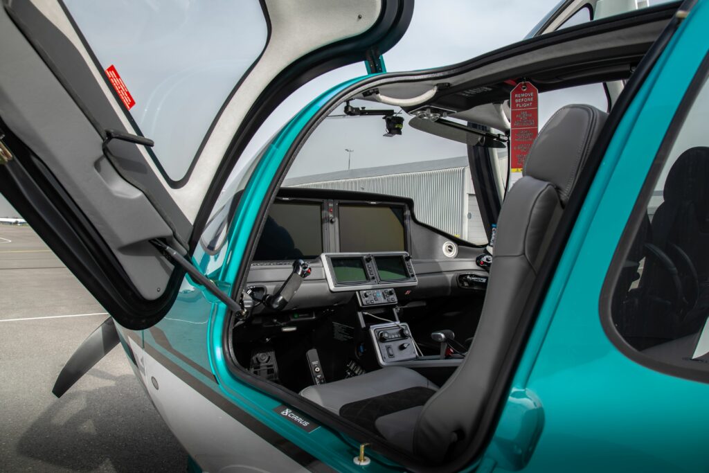 Cockpit en verre moderne d'un Cirrus SR22 G7 Plus, doté d'une avionique de pointe et d'une technologie de bord intégrée.