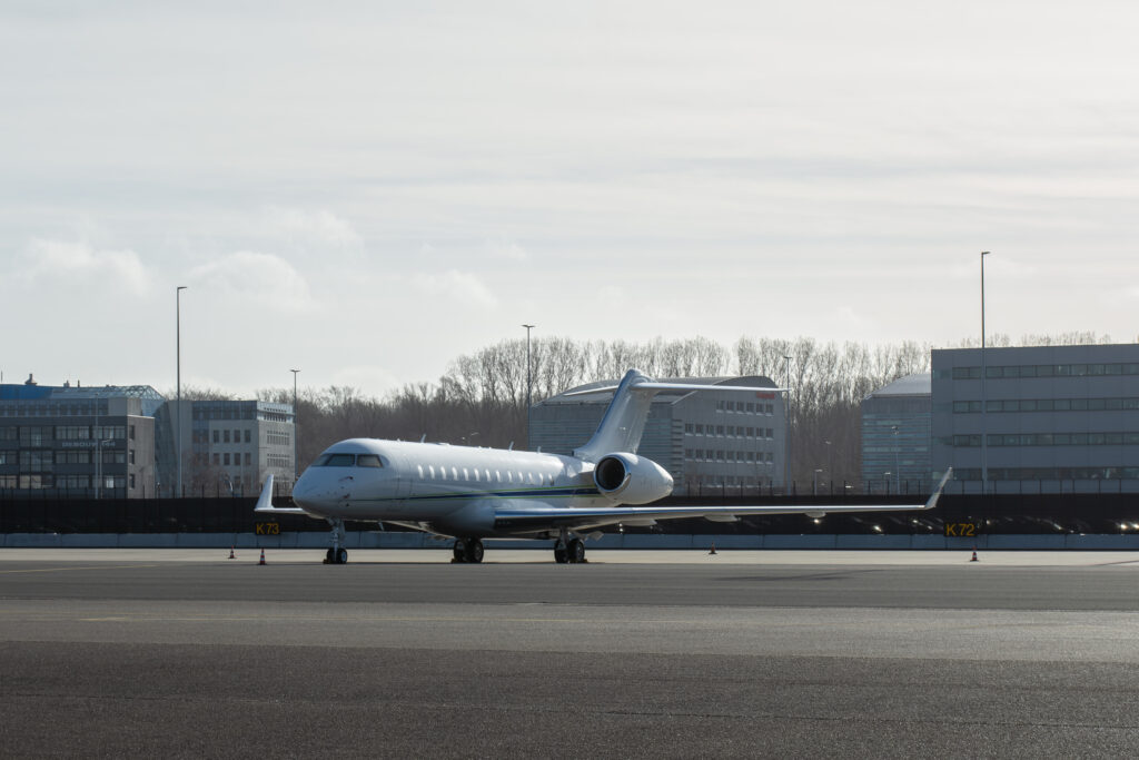 Jet d'affaires lourd pour les voyages internationaux à long rayon d'action et la vente d'aviation d'entreprise.