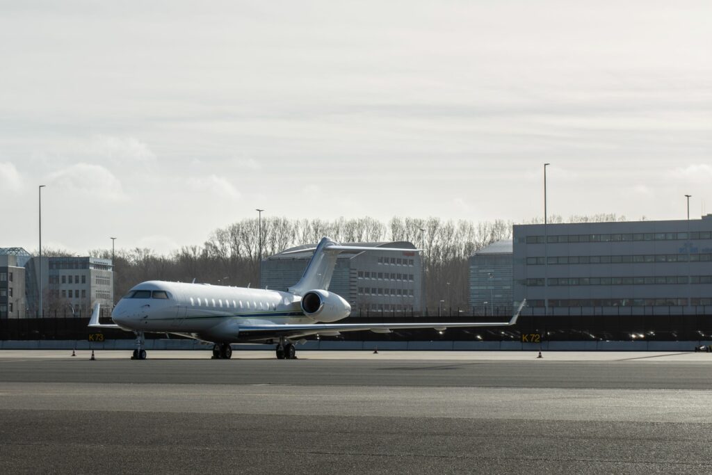 Jet privé long-range blanc stationné à Schiphol — voyages d’affaires via FA Aircraft Sales Pays-Bas