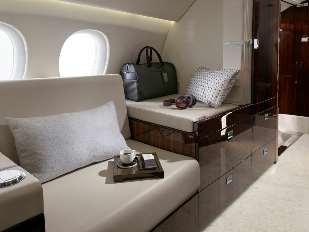 Intérieur de luxe d'un jet privé avec une tasse de café sur un siège en cuir – Découvrez le calme, l'intimité et le service personnalisé pendant votre vol avec FA Aircraft Sales.