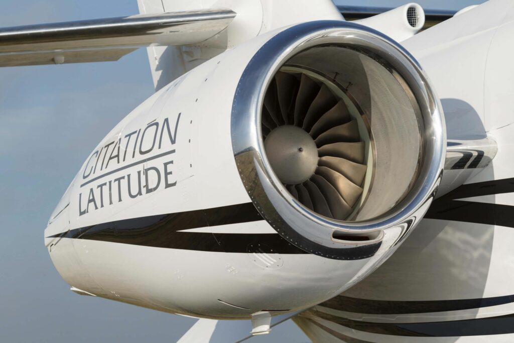 Gros plan sur le moteur d'un Cessna Citation Latitude avec des bandes décoratives noires – Focus sur la maintenance technique et la navigabilité chez FA Aircraft Sales.