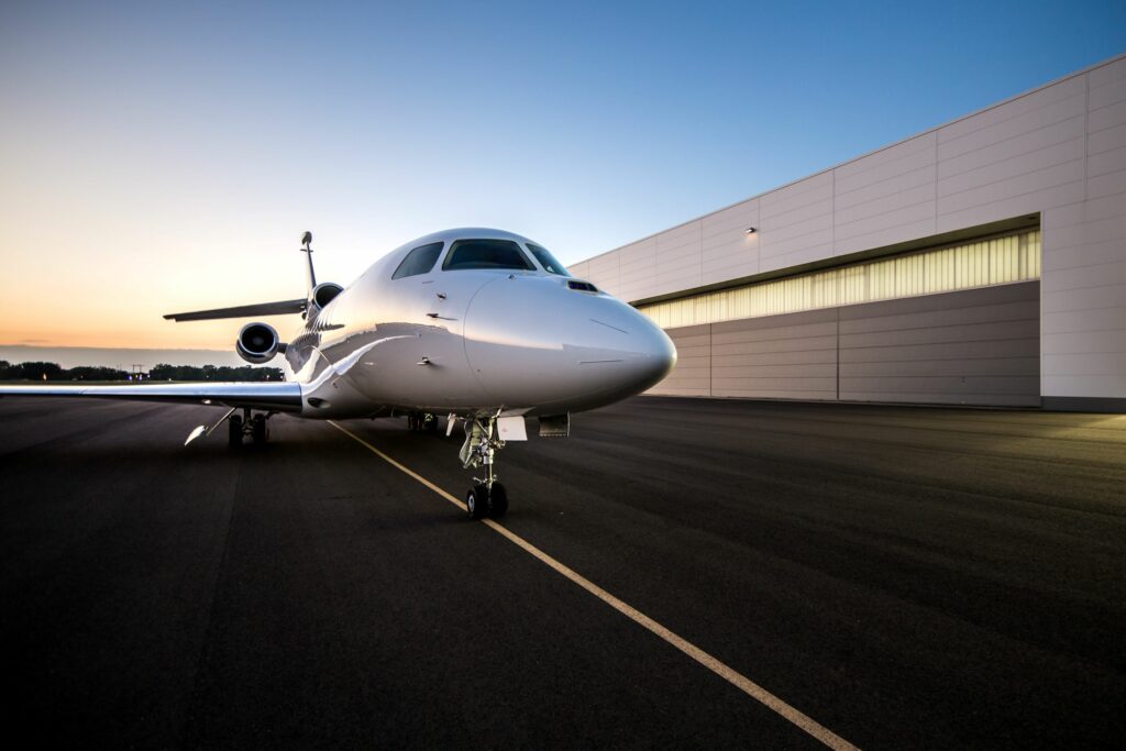 Jet privé Dassault Falcon devant un hangar — offre d'avions hors marché FA Aircraft Sales