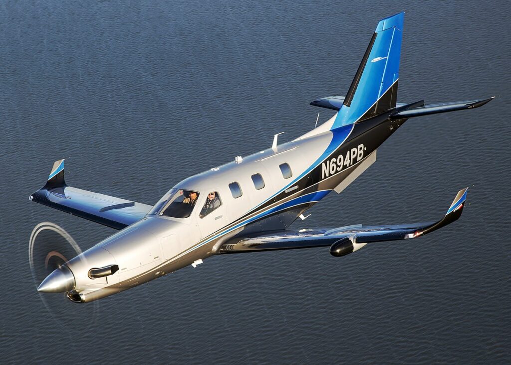 Een Daher TBM high-performance turboprop geparkeerd voor een hangar – ideaal voor langeafstandsmissies.