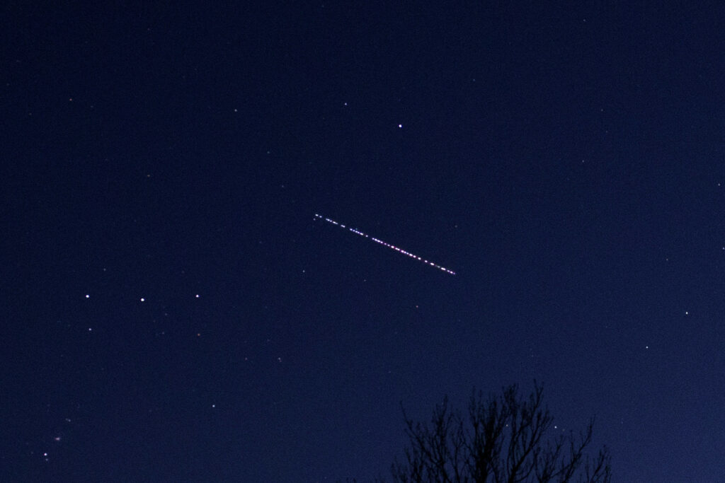 Ligne de satellites Starlink en orbite terrestre basse constituant l'infrastructure du réseau internet satellite pour l'aviation mondiale.